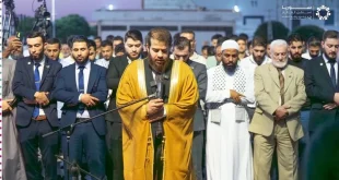 ادهم النابلسي يؤم المصلين بمعرض دمشق الدولي