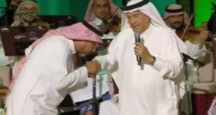 لبس الزي السعودي وقبل يد محمد عبده.. هاني فرحات كيف رد على الهجوم؟