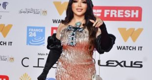 غادة إبراهيم تتألق على السجادة الحمراء بفستان ذهبي أنيق يحمل رمز مفتاح الحياة الفرعوني في مهرجان القاهرة السينمائي الـ46