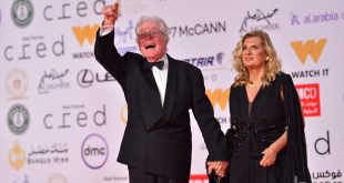 حسين فهمي وزوجته يخطفان الانظار في حفل افتتاح مهرجان القاهرة السينمائي الدولي