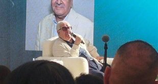 محمد عبد العزيز يكشف “أسرار صناعة الكوميديا” في ماستر كلاس بالمسرح المكشوف