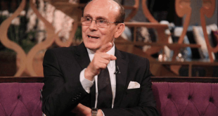 الجمهور ينقسم حول التعامل مع الموقف.. محمد صبحي ينفعل على الجمهور بعد تكريمه