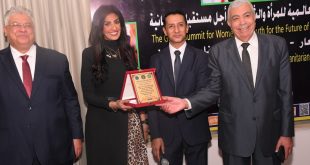الدكتور مينا يوحنا يكرّم الإعلامية كلير توفيق رئيس مجلس إدارة مجلة كلاسي في القمة العالمية للمرأة والشباب بالقاهرة