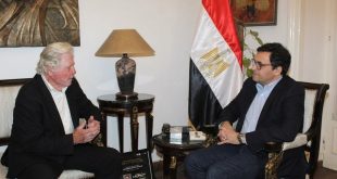 وزير الثقافة يستقبل حسين فهمي وفريق مهرجان القاهرة السينمائي لبحث الاستعدادات للدورة الـ47