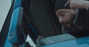 “إشارة بالكلاكس”.. عصام السقا ييشتم العدو بشيفرة السائقين المصريين