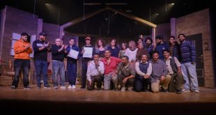 بالصور.. «الكمامة» في مهرجان المسرح العالمي تتحول من أداة وقاية الى عقاب نفسي