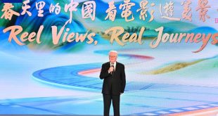 تكريم رئيس مهرجان القاهرة السينمائي حسين فهمي في كرنفال ثقافة السينما بالصين