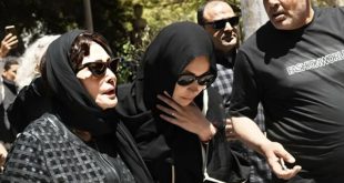 منة شلبي تنهار في جنازة والدها