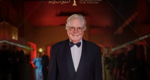 تكريم رئيس مهرجان القاهرة حسين فهمي بجائزة شخصية العام السينمائية العربية