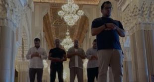 نجماً عالمياً ينطق الشهادتين ويصلي بالسعودية !!