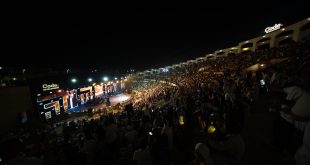 تامر عاشور لافتة “Sold Out” في مهرجان المسرح الروماني